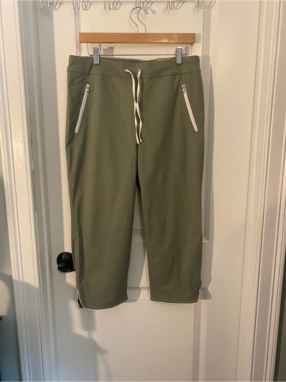 NWT Chicos Weekends TruTemp Trimmed Capri Cropped Pants
